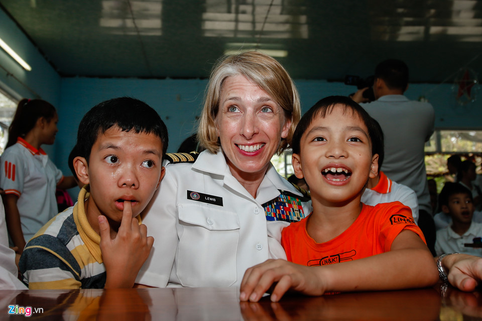 Thuỷ thủ Mỹ hào hứng vui đùa cùng trẻ nạn nhân chất độc da cam